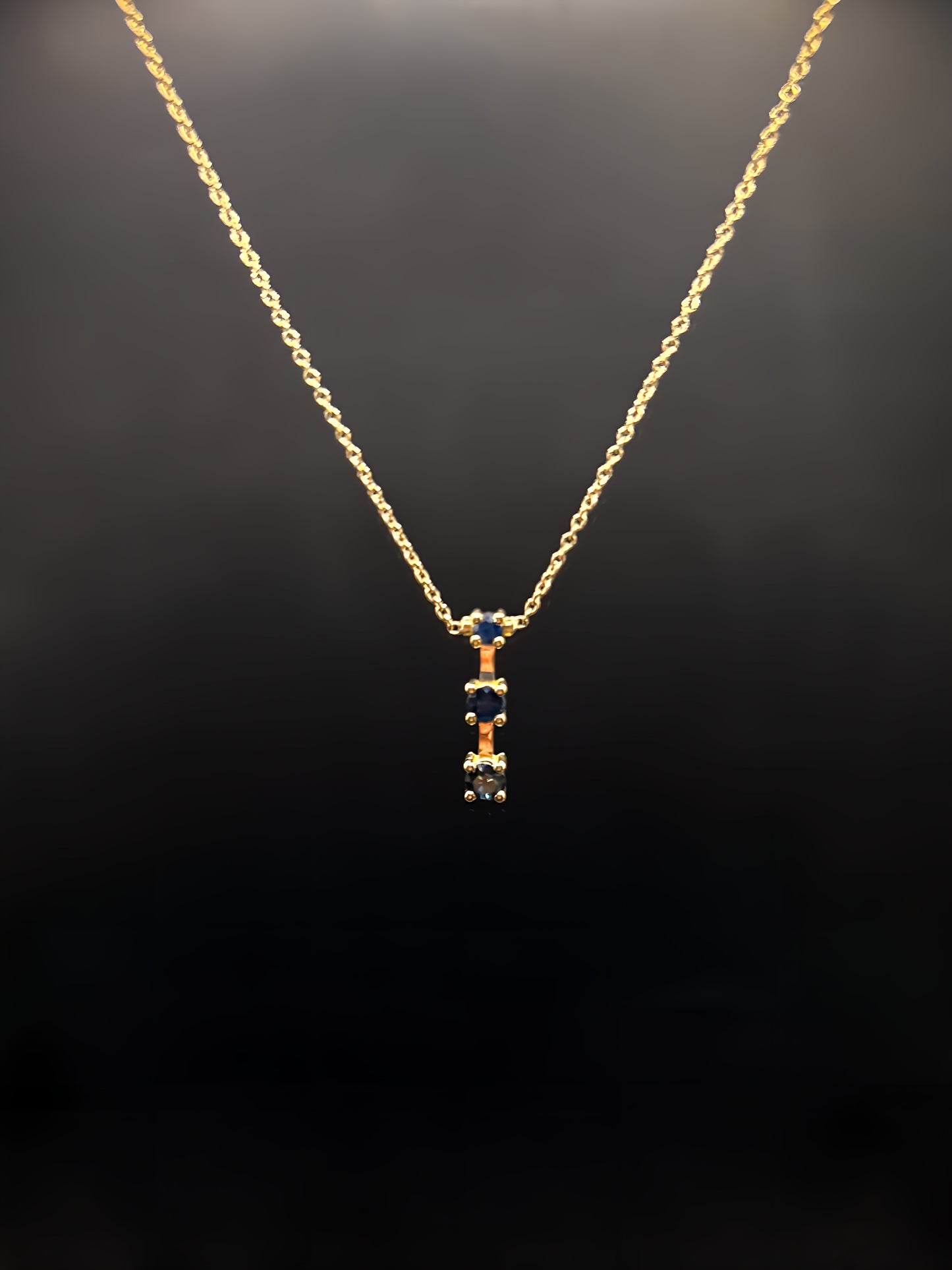 Gold Necklace with Blue Natural Sapphire
