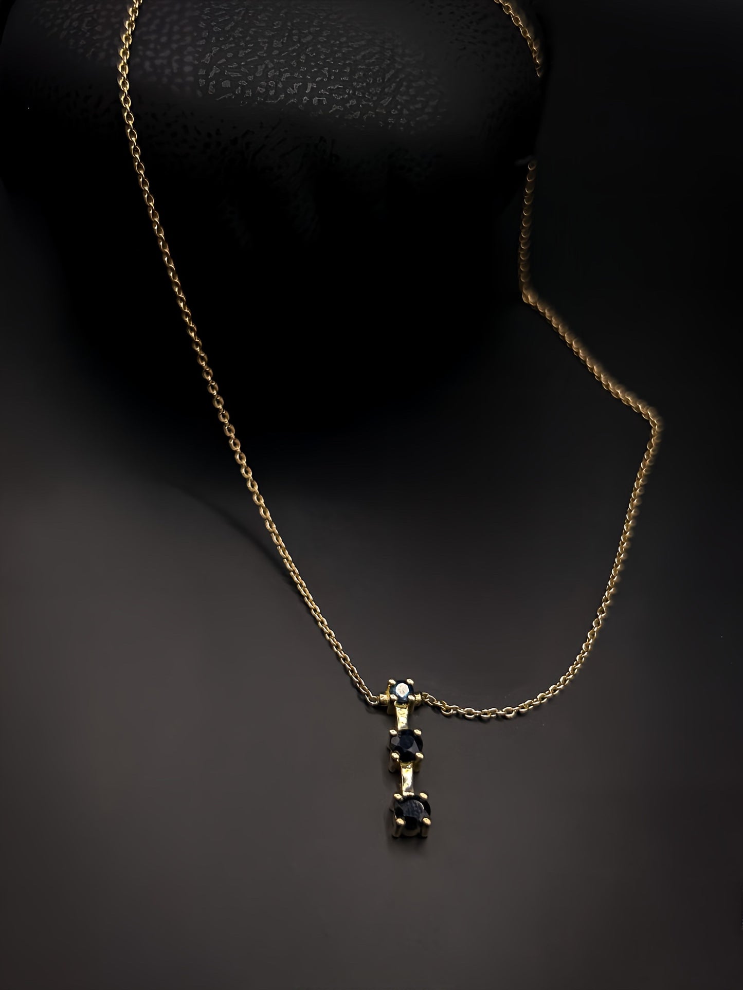 Gold Necklace with Blue Natural Sapphire