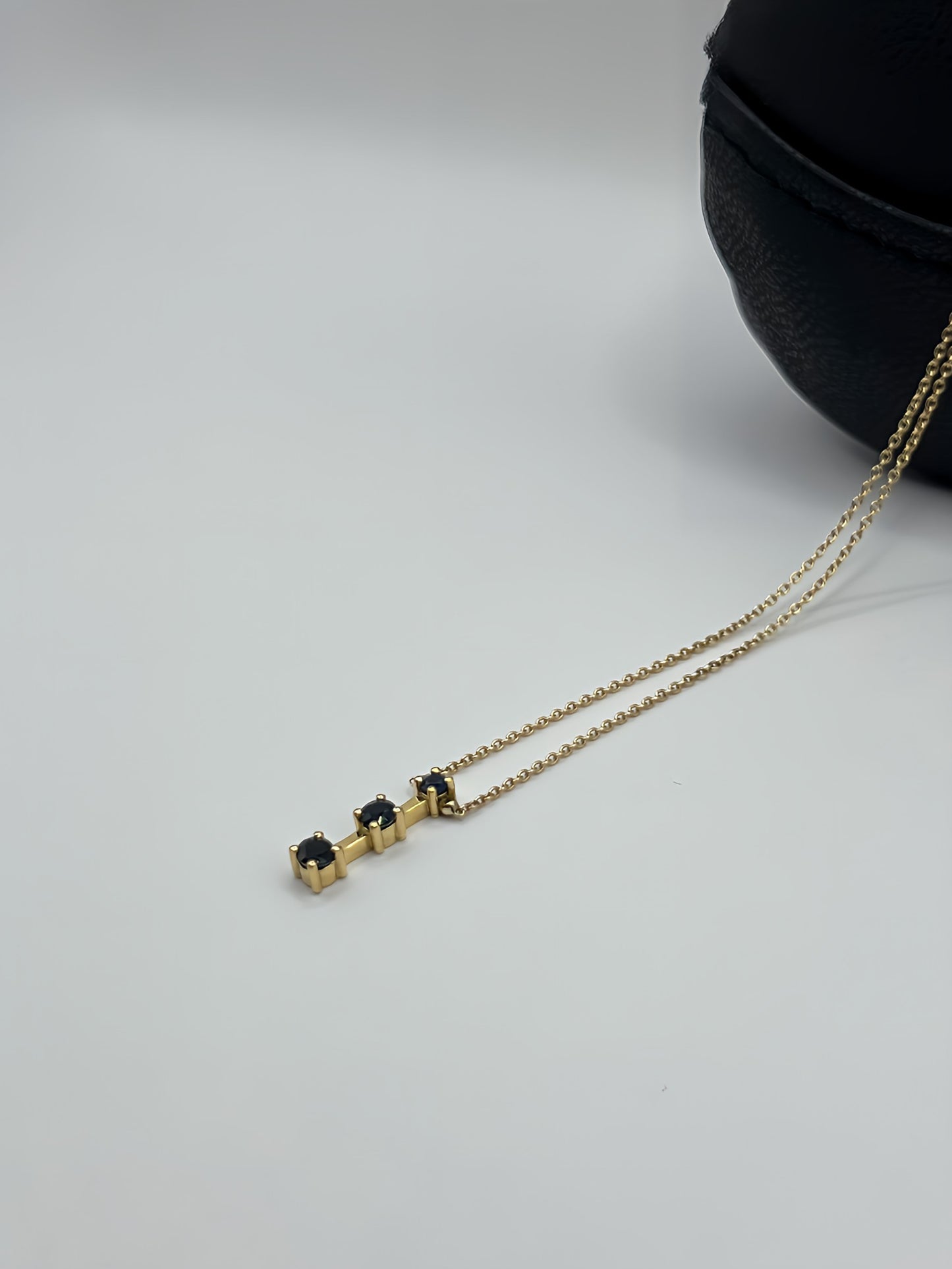 Gold Necklace with Blue Natural Sapphire