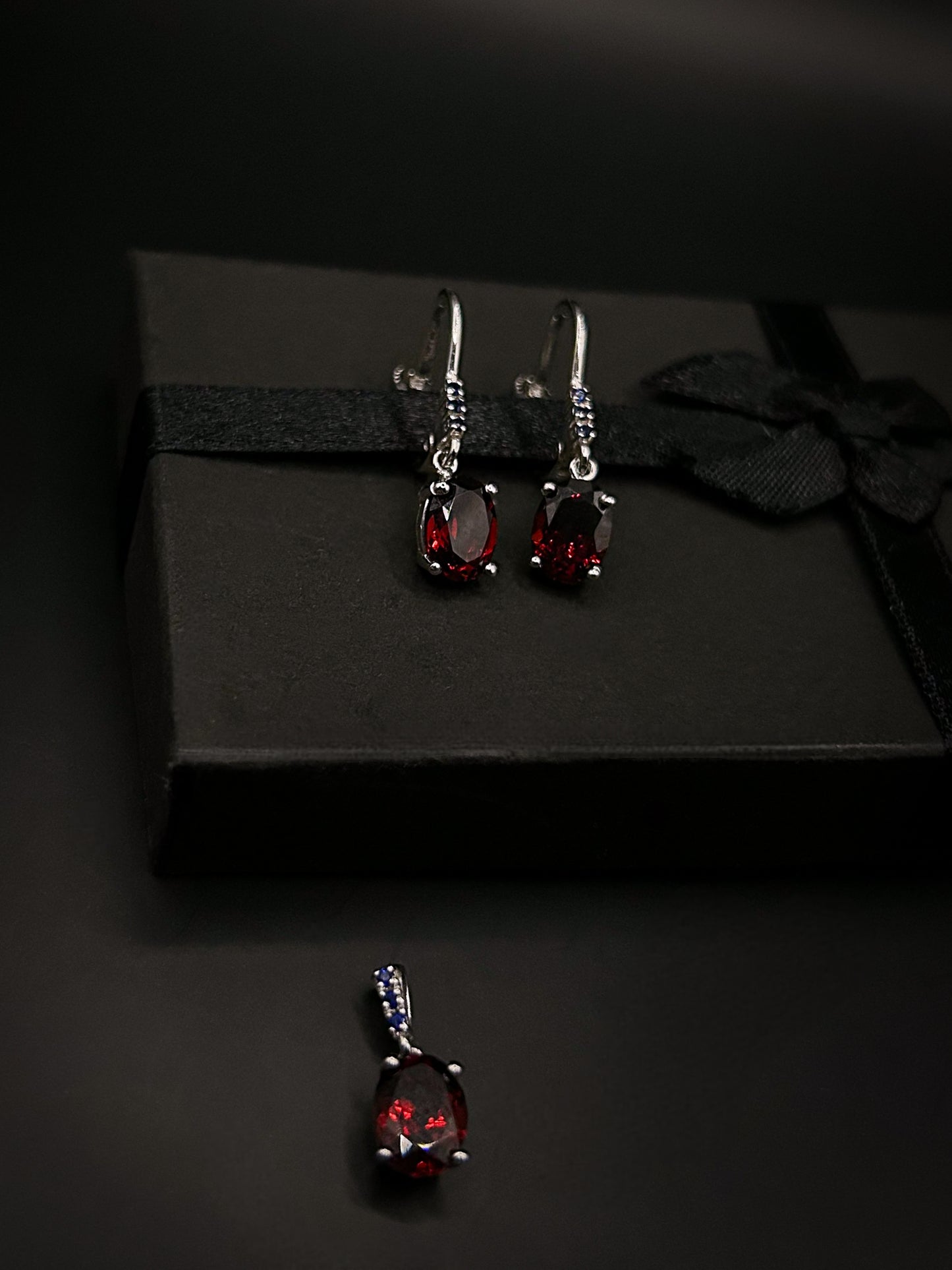 White Gold Pendant & Earrings Set with Natural Garnets
