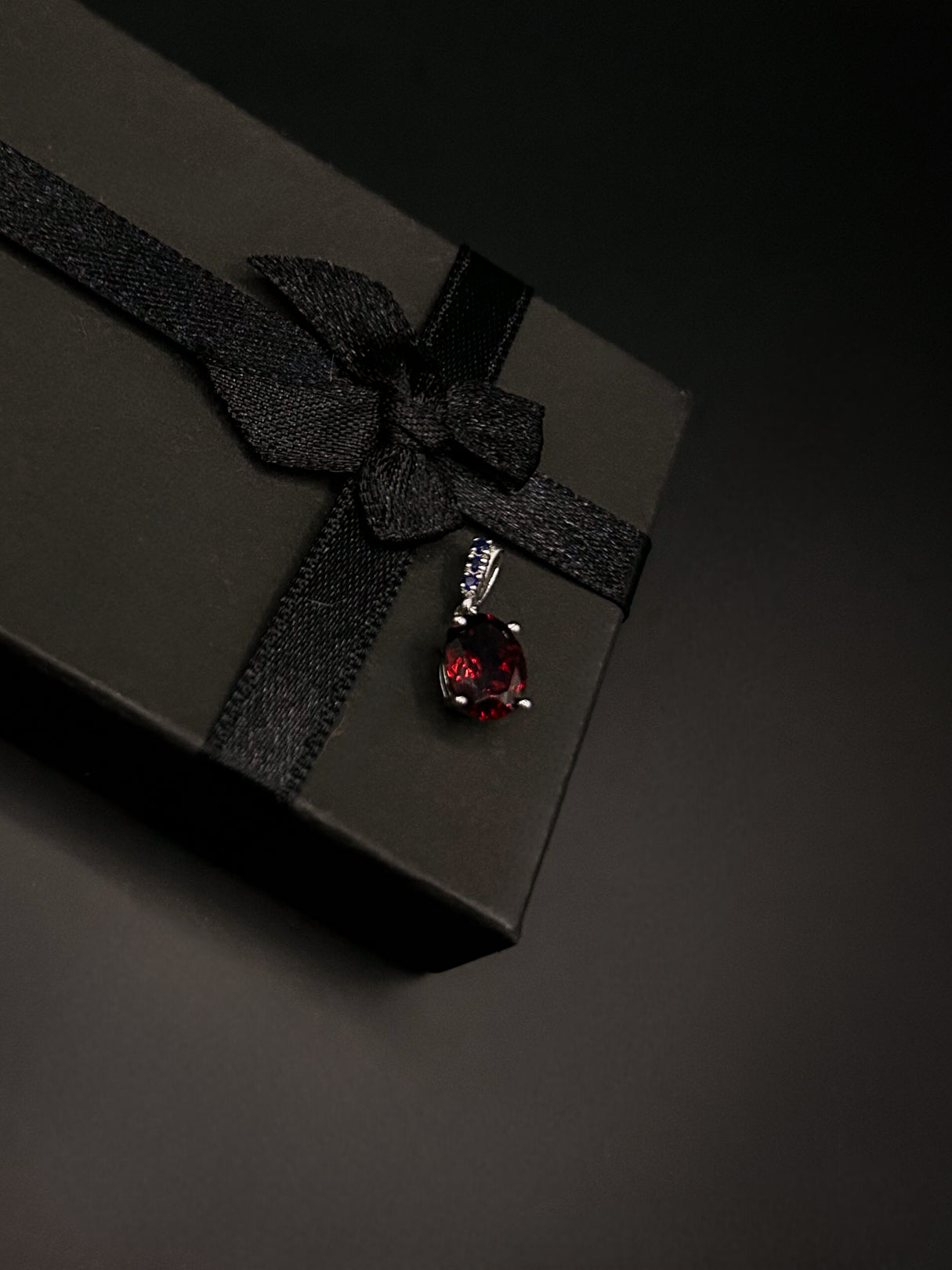 White Gold Pendant & Earrings Set with Natural Garnets